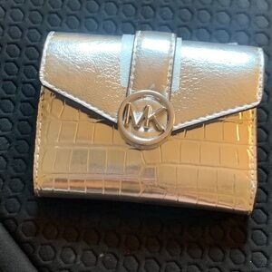 MICHAEL KORS- Carmen Medium Metallic Crocodile Tri-Fold Envelope Wallet - Silver